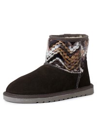 Botines de ante en marrón oscuro con un acento de lana multicolor en la parte superior. Suela plana de goma gris con textura antideslizante. Diseño cómodo y duradero.