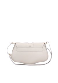 Borsa in pelle beige chiaro con forma curva, texture morbida, design plissettato frontale, chiusura a patta superiore e tracolla rimovibile.