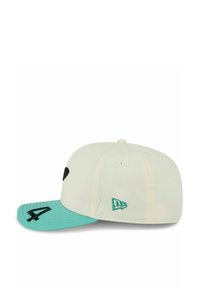 Czapka baseballowa z kremowym korpusem, turkusowym daszkiem z czarnymi akcentami i haftowanym logo z boku. Strukturalny design z regulowanym zapięciem z tyłu.