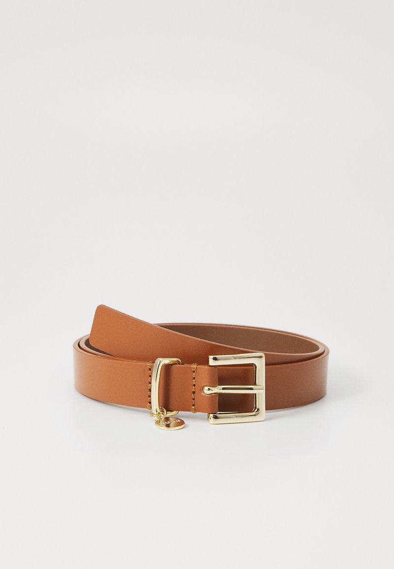 Cintura in ecopelle marrone con una fibbia in metallo dorato e dettagli di cucitura. La cintura è liscia e piatta, caratterizzata da un design semplice e minimalista.