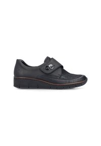 Chaussure noire à petit talon compensé, dessus texturé, bouton décoratif sur le côté et fermeture à bride réglable sur semelle rainurée.