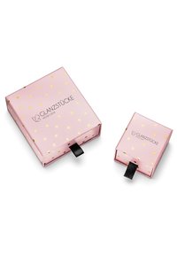 Kaks roosat kinkekarpi, millel on kuldsed südame mustrid. Suuremal karbil on must tõmbeosa ja logo, samas kui väiksem karp on proportsionaalselt väiksem.