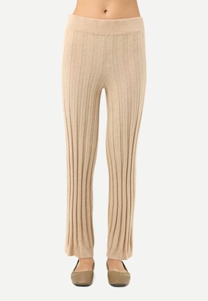 Beige Rippstrick-Hosen mit einem breiten, bequemen Bund und schmalen Beinen, die vertikale Streifen für eine interessante Struktur aufweisen.