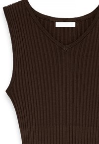 Top sans manches côtelé marron avec un col en V, présentant un tissu texturé et une finition propre le long de l'encolure et des emmanchures.