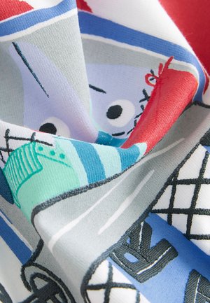 Farbenfroher Stoff mit verschiedenen cartoonhaften Designs und komplexen Mustern, darunter Rottöne, Blau, Grün und Grau. Weiche Textur.