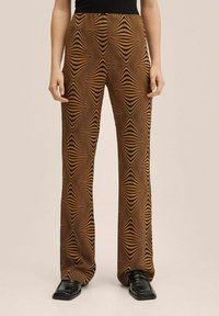 Pantaloni marroni a motivo con un design ondulato in tonalità scure. Realizzati in tessuto leggero, con taglio a gamba dritta e vita elastica.