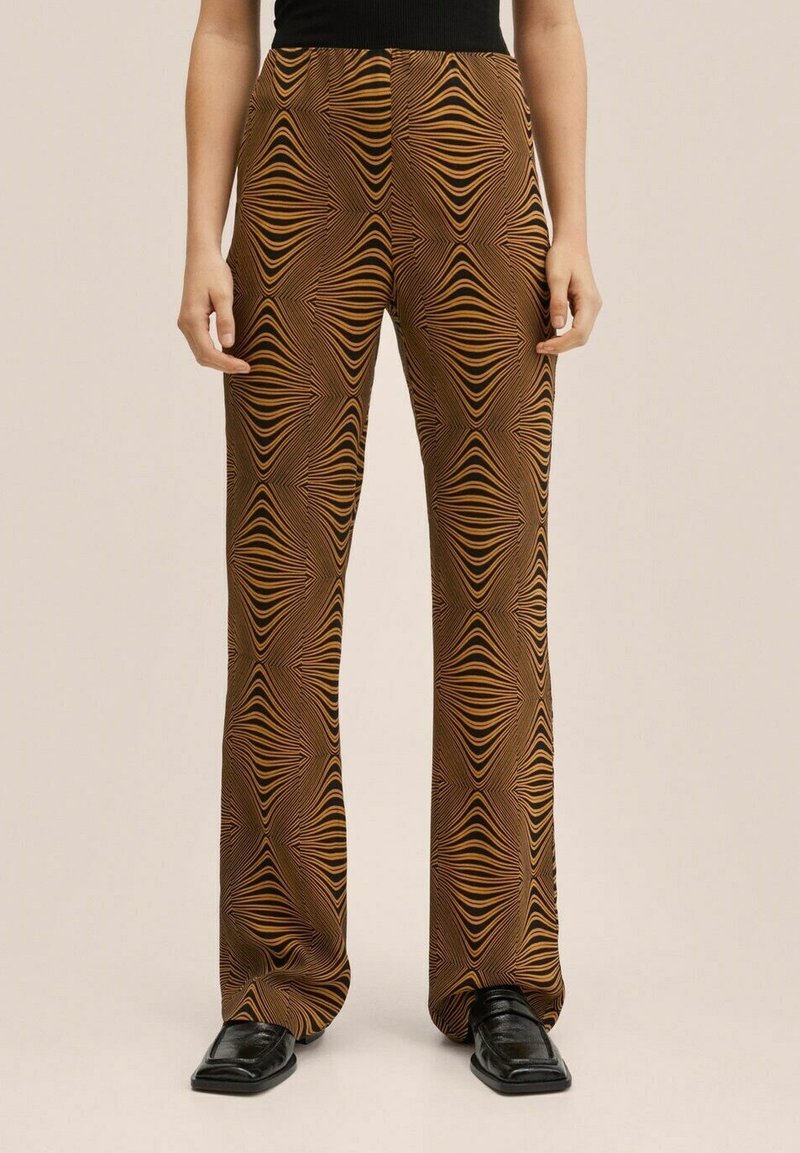 Pantaloni marroni a motivo con un design ondulato in tonalità scure. Realizzati in tessuto leggero, con taglio a gamba dritta e vita elastica.