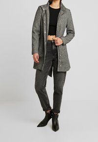 Vero Moda Abrigo corto - mottled dark grey