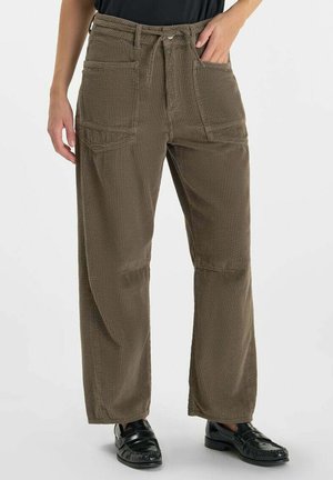 Bruine corduroy wijde broek met een getextureerd oppervlak, voorzien van een tailleband met strik, voorzakken en subtiele plooidetails.