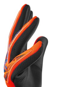 Guanti sportivi con base nera, caratterizzati da dettagli arancioni, grip testurizzato e un design in rete traspirante. Presentano motivi intricati sul retro.