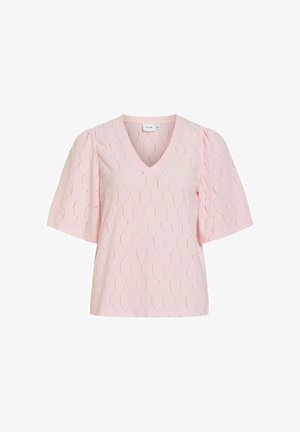 Svjetloružičasta bluza s V-izrezom, naboranim kratkim rukavima i teksturiranim geometrijskim uzorkom na tkanini.