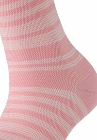 Rosa gestreifte Socke mit einem strukturierten Strickmuster und abwechselnd hellen und dunklen rosa Streifen. Verstärkte Fersen- und Zehenbereiche.