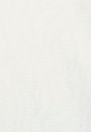 Vier unterschiedliche Frauen sitzen draußen an einem Tisch, lächeln und genießen Getränke in einem sonnigen Café.
