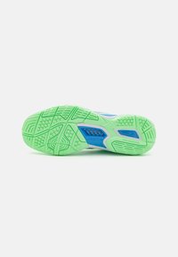 Semelle de chaussure en vert et bleu avec un motif de prise texturé, comportant des rainures et des indentations circulaires pour la traction et le soutien.
