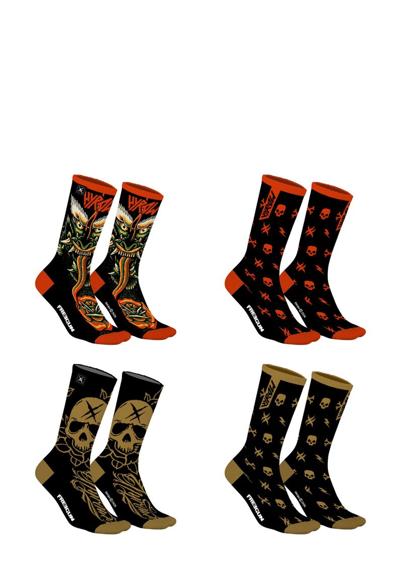 Quatre paires de chaussettes : noires avec des graphiques audacieux, des crânes et des accents orange ; une paire présente un design de crâne coloré ; matière en mélange de coton.