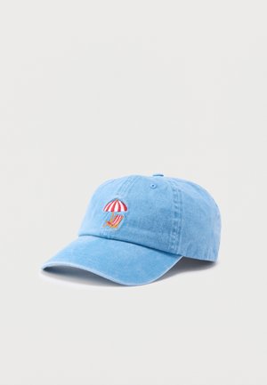 Svetlomodrá baseballová čiapka s vyšívaným červenobielo pruhovaným plážovým slnečníkom a žltým lehátkom na prednom paneli.