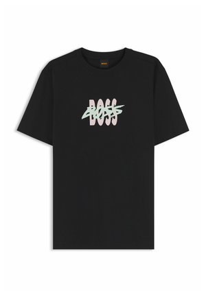 Schwarzes T-Shirt mit kurzen Ärmeln und beigem sowie minzgrünem, stilisiertem "BOSS" Schriftzug in der Mitte auf der Brust.