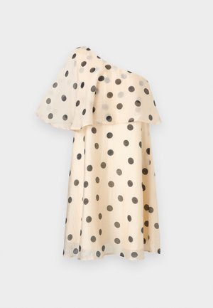 Μπεζ φόρεμα με έναν ώμο, μαύρες πουά βούλες και ρέον κόσμημα βολάν στο πάνω μέρος.