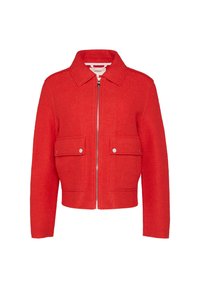 Červená vlnená bunda s límečkem, předním zipem a dvěma plochými kapsami. Má krátký střih a jemné švy.