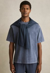 Reiss REGULAR FIT - NOMO GARMENT-DYED - Základné tričko - indigo blue