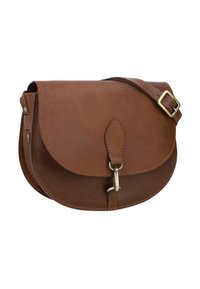 Bolso crossbody de cuero marrón con forma redondeada, cierre de solapa y detalles de herrajes en latón. Costuras visibles a lo largo de los bordes.