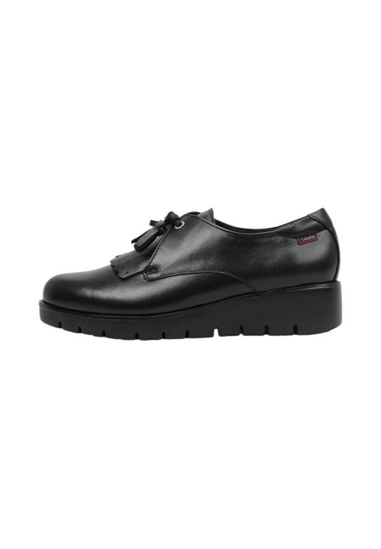 Zapato negro de cuero con puntera redondeada, diseño de cordones, flecos decorativos y suela gruesa y texturizada. Acentuado con una pequeña etiqueta de la marca.