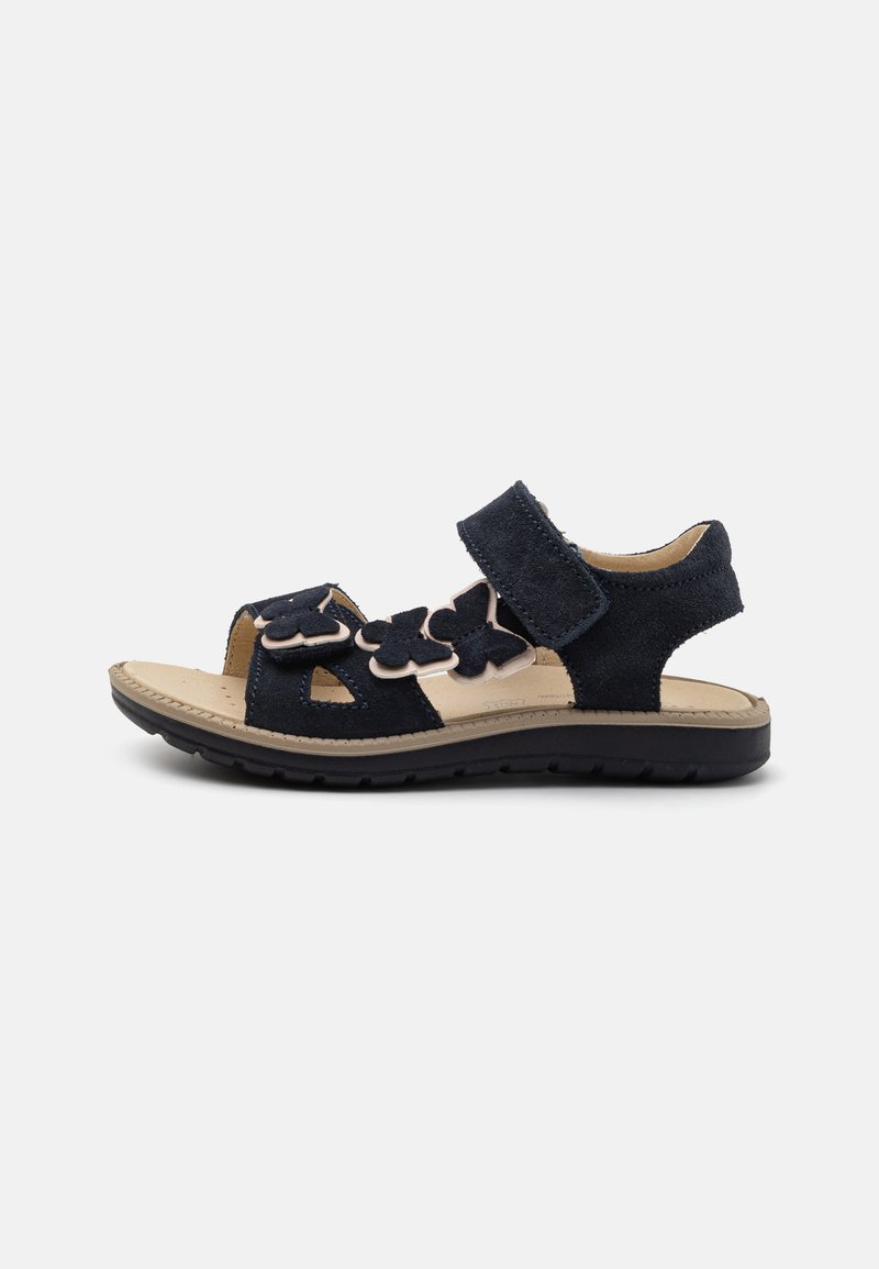 Svart mocka sandal med blommor, justerbara kardborreband, öppen tådesign och en vadderad beige fotbädd på en hållbar svart yttersula.