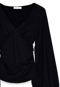 Črna majica z V-izrezom, dolgimi rokavi, nabranim detajlom v predelu pasu, teksturirano blago z nevsiljivo vzorcem in prilegajočo silhueto.