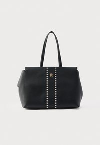 Fekete bőr válltáska texturált fel�ülettel, függőleges sorokban elhelyezett fém szegecsekkel és az elején arany logó díszítéssel.