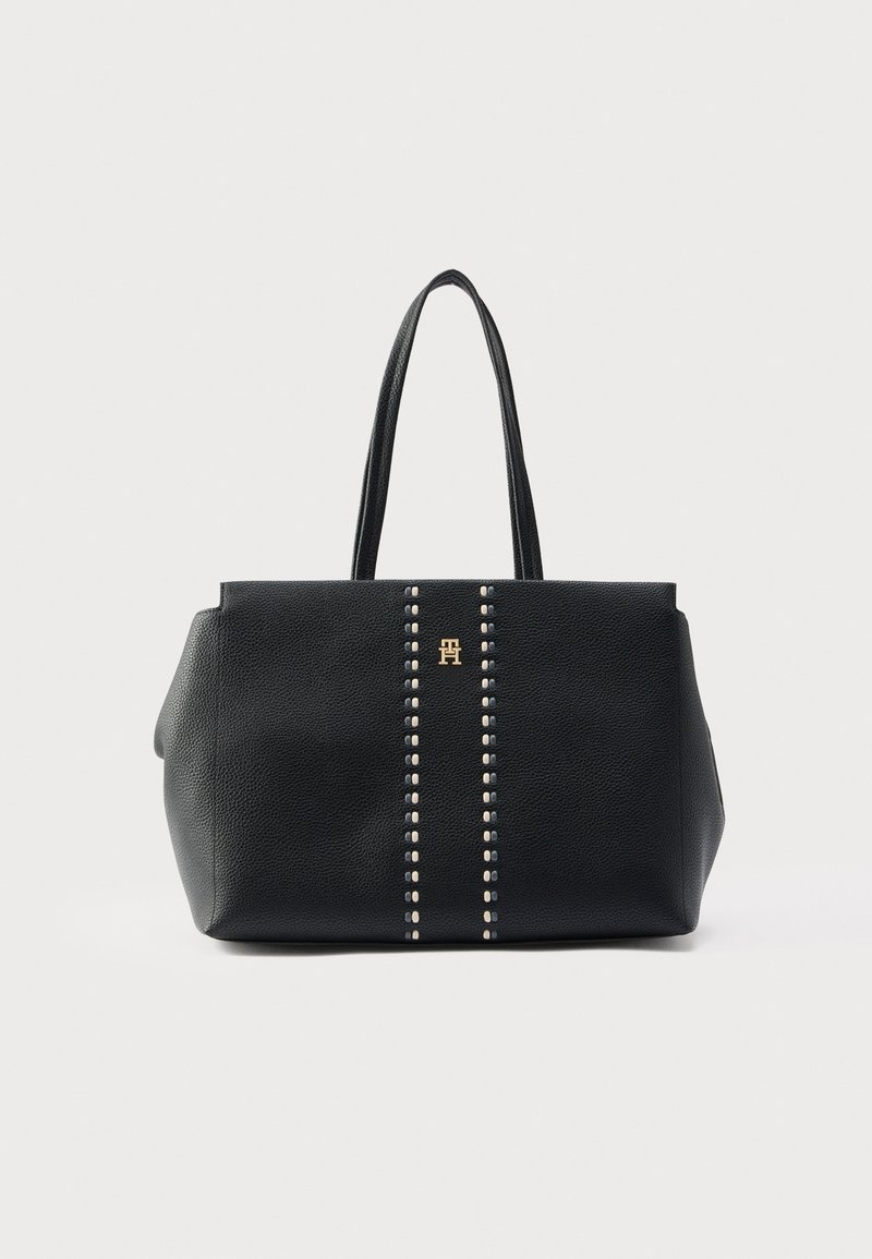 Fekete bőr válltáska texturált felülettel, függőleges sorokban elhelyezett fém szegecsekkel és az elején arany logó díszítéssel.