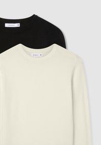 Dwa swetry z okrągłym dekoltem w kolorach czarnym i kremowym, wykonane z miękkiej dzianiny. Wyróżniają się ściągaczami przy mankietach i dekolcie, z widoczną metką rozmiaru.