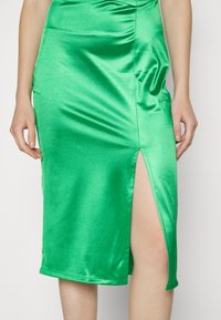 WAL G. ASHTON HEART NECK MIDI - Φόρεμα από ζέρσεϊ - leaf green