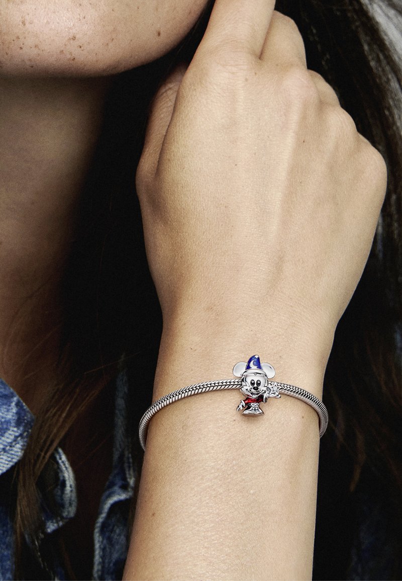 Bracciale d'argento con ciondolo colorato di Topolino in abiti da mago, con accenti blu e rossi e dettagli intricati.