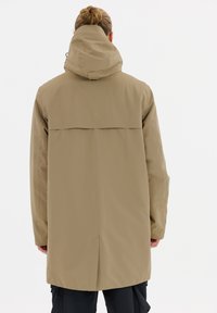 Beige wasserdichte Parka mit Kapuze, langen Ärmeln und einem eleganten Design. Verfügt über einen Rückenschlitz und ein dezentes Logo-Detail auf dem Rücken.