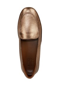 Mocassino in pelle bronzo con punta arrotondata, superficie leggermente texture e suola piatta. Presenta un design liscio e privo di decorazioni.