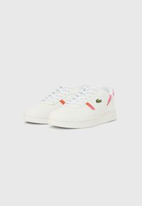 Λευκά δερμάτινα αθλητικά παπούτσια με ροζ λεπτομέρειες και σχεδιασμό με κορδόνια. Διαθέτουν πράσινο λογότυπο και υφή στη σόλα για καλύτερη πρόσφυση. Στρογγυλεμένο σχήμα μύτης.