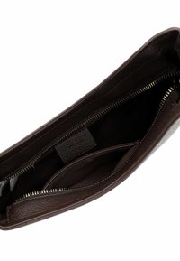Brun læder clutch med en struktureret overflade, udstyret med en lynlåslukning og en indvendig lomme, foret med matchende stof.