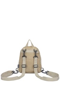 Liten beige ryggsäck med justerbara axelremmar, ett handtag på toppen och svarta detaljer. Texturerat material och minimalistisk design utan framträdande mönster.