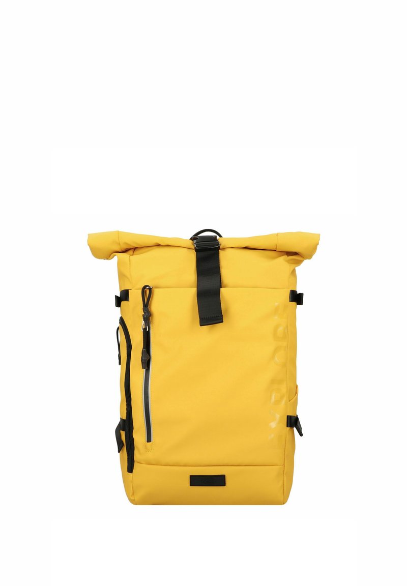 Gelber Rolltop-Rucksack mit einem schwarzen Riemen und Reißverschlussakzenten. Hergestellt aus strapazierfähigem Material, verfügt er über verstellbare Seitengurte und eine Fronttasche.