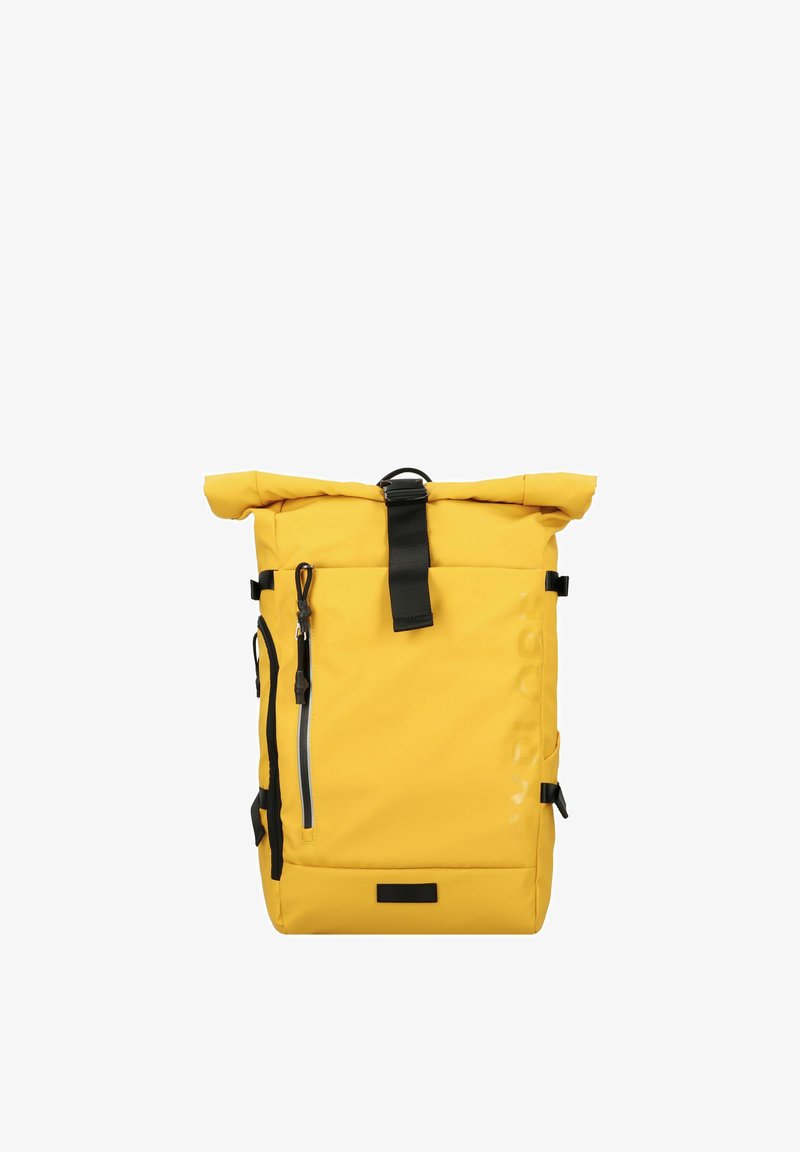 Gelber Rolltop-Rucksack mit einem schwarzen Riemen und Reißverschlussakzenten. Hergestellt aus strapazierfähigem Material, verfügt er über verstellbare Seitengurte und eine Fronttasche.