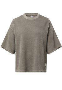 Šedé žebrované tričko s krátkým rukávem, kulatým výstřihem a volným střihem. Na spodní straně se nach�ází malá značka. Měkká textura.