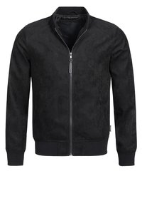 Veste bomber noire en suede doux avec fermeture éclair, poignets et ourlet côtelés, présentant un design minimaliste et une texture subtile.