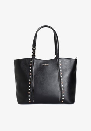 Bolso tote de cuero negro con acentos de tachuelas a lo largo de los laterales, acabado suave, asas dobles y un logo metálico en el frente.