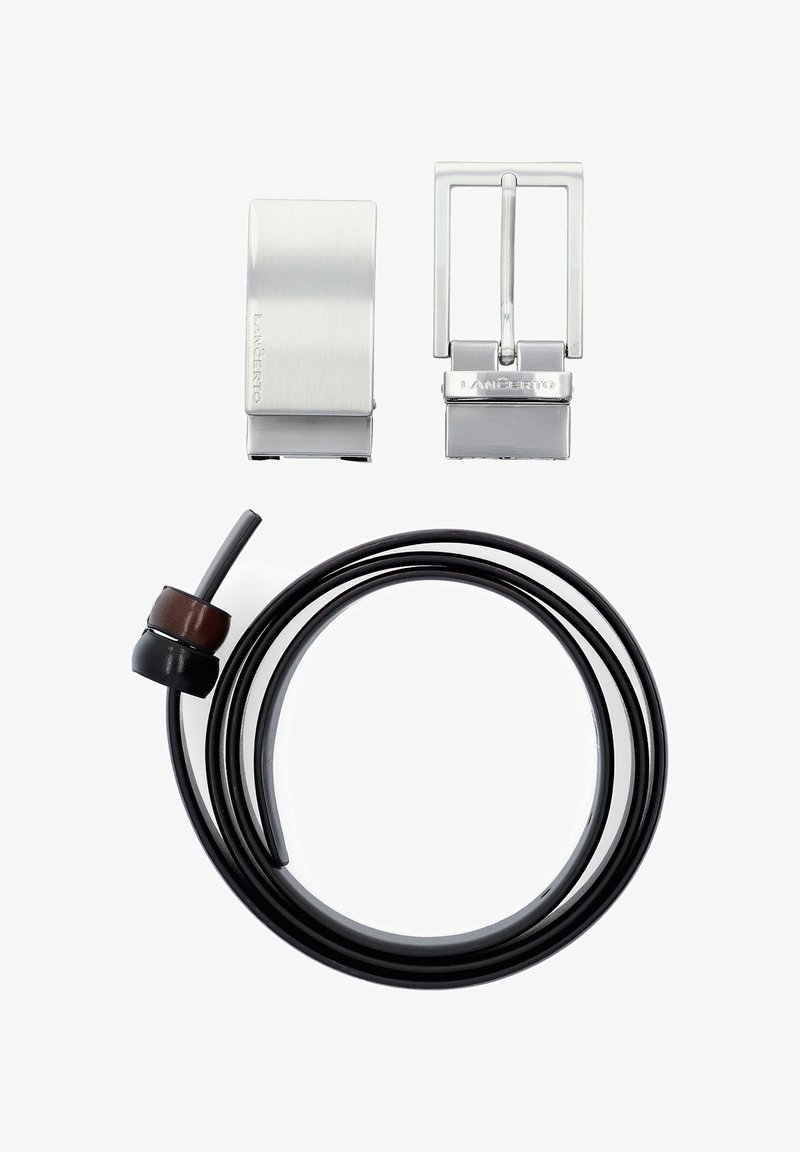 Metalowa klamra i zapięcie w szczotkowanym srebrze, towarzyszące czarnemu skórzanemu sznurowi z drewnianym akcentem, oferujące elegancki design i fakturę.