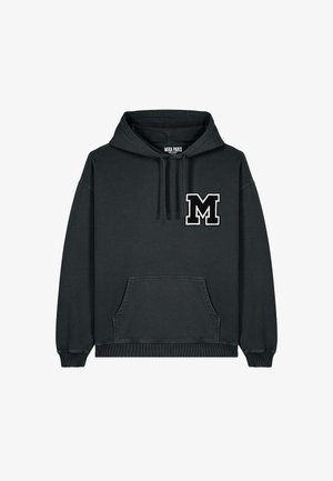 Felpa nera con cappuccio realizzata in tessuto morbido, dotata di una tasca frontale e un logo "M" ricamato di colore bianco sulla parte sinistra del petto.