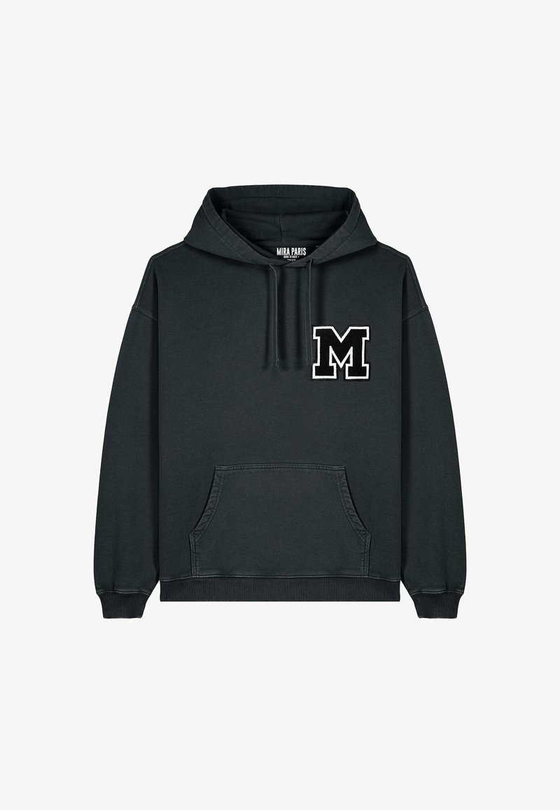 Melnas kapuces jakas, kas izgatavota no mīksta auduma, ar priekšējo kabatu un izšūtu baltu "M" logo kreisajā krūšu daļā.