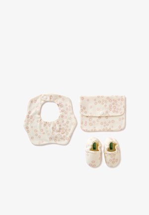 Weicher cremefarbener Baby-Lätzchen, passende Tasche und Schlupfschuhe, alle mit kleinem rosa-gelbem Blumenmuster.