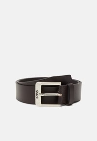 Curea din piele maro, cu o cataramă rectangulară din argint cu numele brandului „BOSS” embossat. Textură netedă, lățime standard.