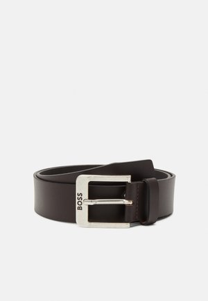 Cinto de couro castanho com uma fivela retangular prateada com o nome da marca "BOSS" estampado. Textura suave, largura standard.