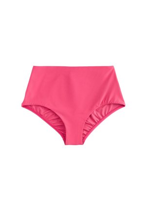 Vue de dos d'une personne portant un bas de bikini rouge taille haute et un haut assorti avec une fermeture métallique à la plage.